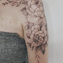 Tatuaje floral. Drawing, Tattoo Design, Traditional illustration, Botanical Illustration & Ink Illustration project by Núria Galceran - 05.26.2020