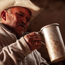 "Don Cheque" una historia de tradición.. Un proyecto de Composición fotográfica, Fotografía y Fotografía de retrato de Rodrigo Ojeda Alcantara - 10.08.2010