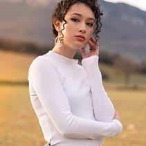 Foto retrato Sara. Un proyecto de Composición fotográfica, Fotografía, Fotografía analógica, Fotografía artística, Fotografía de moda, Fotografía de retrato, Fotografía digital, Fotografía en exteriores, Fotografía Lifest, le, Fotografía para Instagram, Iluminación fotográfica y Retoque fotográfico de Artur Hordzich - 11.02.2021