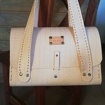 Mi Proyecto del curso: Creación de bolsos de cuero artesanales para principiantes. Un projet de Design , Création d'accessoires, Artisanat , et Couture de Andrea Mesa - 24.05.2021