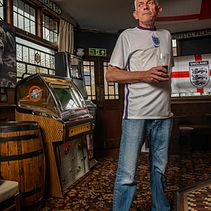 Andy, English pub manager. Un proyecto de Fotografía, Fotografía de retrato e Iluminación fotográfica de Bryan Keller - 02.06.2021