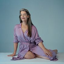 My project in Introduction to Conceptual Portrait Photography course. Fotografia, Pós-produção fotográfica, Fotografia de retrato, Iluminação fotográfica, Fotografia de estúdio, Fotografia artística, e Autorretrato fotográfico projeto de Kristina Varaksina - 16.10.2021