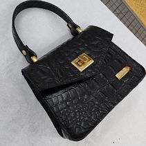 Meu projeto do curso: Design profissional de bolsas de couro. Design, Design de acessórios, Artesanato, Design de moda, e Costura projeto de Maria Adélia Vincenzo Curti - 07.01.2022