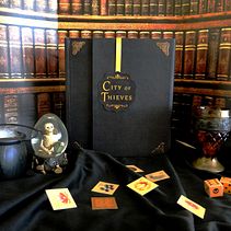 Projeto Gráfico Editorial do Livro-Jogo "A Cidade dos Ladrões". Editorial Design, Editorial Illustration, and Traditional illustration project by Daielyn Cris Bertelli - 03.13.2022