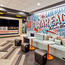 Wandmalereien im Hilton TRU Hotel Ein Projekt aus dem Bereich Traditionelle Illustration, Kunstleitung, Grafikdesign, Lettering, Vektorillustration, Zeichnung, Digitale Illustration, Digitales Lettering, H, Lettering und Digitale Zeichnung von Jay Roeder - 21.03.2022