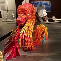 Red Dragon (Glass Scales, Wood Structure). Un progetto di Scultura e Artigianato di Michal Czeisler - 01.04.2022