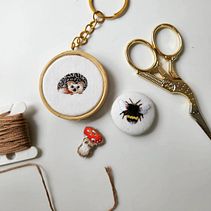 Meu projeto do curso: Bordado em miniatura: crie joias têxteis. Un proyecto de Diseño de jo, as, Bordado y Diseño textil de Letícia Vicentini - 21.08.2022