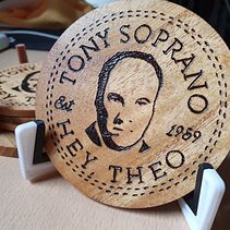 Commissioned Wooden Coasters. Un projet de Design , Illustration traditionnelle, Esquisse , Menuiserie, Design , et Fabrication de mobilier de David Guy - 20.07.2023