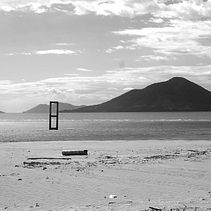 Entre el rectángulo y el mar. Un proyecto de Fotografía, Escenografía y Fotografía documental de Enzo Carias - 23.07.2023