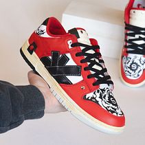 Pimientos picantes rojos personalizados. Un proyecto de Diseño, Diseño de vestuario, Diseño de calzado, Dirección de arte, Fotografía y Diseño de complementos de Juan Pablo Bello (MYSNKRS Customs) - 06.11.2023