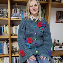 Il mio progetto del corso: Uncinetto: crea una maglia colorata con applicazioni floreali. Un proyecto de Crochet y Diseño textil de Ornella Simonelli - 12.03.2024
