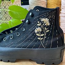 Custom Embroidered Canvas Shoes with Roses and Mushrooms. Un proyecto de Bordado, Tejido y Artesanía de Erin McDonald - 11.11.2023