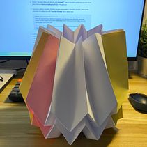 paper lamp. Un projet de Artisanat, Décoration, DIY, Design, Fabrication de mobilier, Conception d'éclairage , et Papercraft de Muhammad Ilyas Alyasa - 26.01.2025