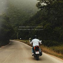 Entre rocas y letras encuentro tu belleza. Un progetto di Fotografia di Alba Rebecca - 26.04.2025