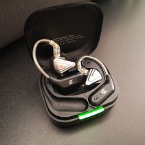 Kz audífonos anuncio. Un proyecto de Cine, Cine, vídeo, televisión, Realización audiovisual, Instagram, Fotografía para Instagram, Fotografía con móviles, Redes Sociales y Vídeo de Alejandro Torres - 15.05.2025