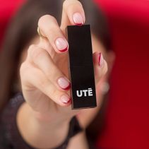 Commercial Spot for a Beauty Brand Ein Projekt aus dem Bereich Br, ing und Identität, Kreative Beratung, Content-Marketing, Werbung, Produktfotografie, Audiovisuelle Produktion, Videobearbeitung, Audiovisuelle Postproduktion und Audiovisuelle Produktion von Enrique Martin - 19.05.2025