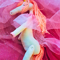 Unicornio de Peluche. Un progetto di Artigianato, Character design, Modellistica, confezione sartoriale, Cucito e Design di giocattoli di Lucrecia González - 23.07.2025
