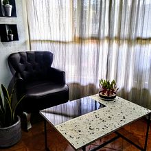 Mi Proyecto del curso: Creación de muebles en concreto para principiantes Mesa de centro acabado Terrazo vidrio negro incrustrado con estructura de varilla cuadrangular