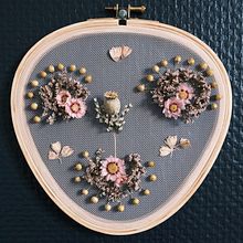 Mon projet du cours : Broderie sur tulle avec des fleurs et des plantes naturelles 