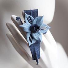 Spring Daffodil brooch in denim