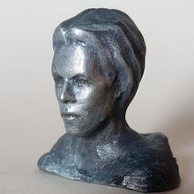Escultura de David Bowie Min "Fase del hombre que cayó a la Tierra"