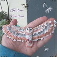 Buo con alas abiertas 