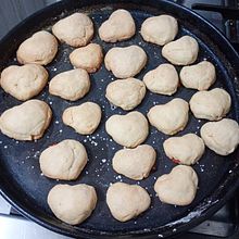 Ciasteczka w kształcie serca wypełnione pastą pigwową