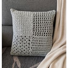 Cojín decorado con puntos de crochet 