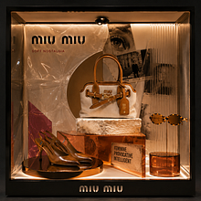  “Soft Nostalgia” — Vitrina Conceptual para Miu Miu