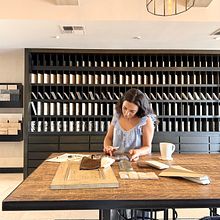 Fotografía de una diseñadora de interiores 