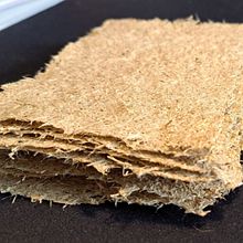 Des feuilles de papier avec des orties urticantes