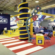 Stand para Feria del Automóvil. Un proyecto de Diseño y Publicidad de Luis Muñoz - 09.06.2011