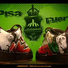 Zapatillas customizadas. Design, Traditional illustration, Programming, 3D, Photograph, and Advertising project by Estudio Aerosol - 02.06.2012