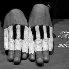 La calle en los pies y el arte en las manos. Design, and Photograph project by Gil Cervera - 03.26.2012