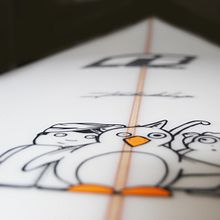 Ilustración sobre tabla de surf. Un progetto di Design e Illustrazione tradizionale di Marta Rexachs - 27.03.2012