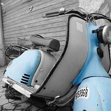 Blue Vespa in the Backyard Ein Projekt aus dem Bereich Design, Traditionelle Illustration und Fotografie von Merce Bergada - 14.07.2012