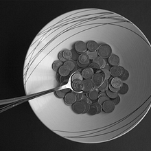 Dinero y hambre. Photograph project by Rubén Ayúcar Tardienta - 03.27.2013