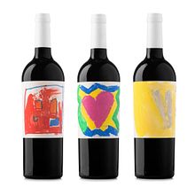 Vi Solidari (Vino solidario). Een project van Traditionele illustratie, Grafisch ontwerp y Packaging van Atipus - 08.07.2013