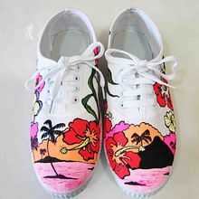 Zapatillas pintadas a mano. Design, Traditional illustration, Shoe Design, and Graphic Design project by Marta Alfajarín Clemente - 11.19.2013