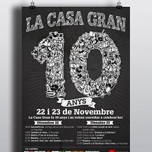 Cartel y camisetas: 10º Aniversario de "La Casa Gran". Un proyecto de Diseño e Ilustración tradicional de Héctor Sánchez - 01.11.2013