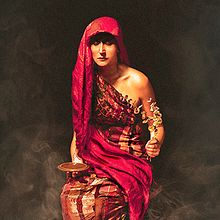 REMAKE fotográfico de la pintura de John Collier "Priestess of Delphi". Fine Arts, Lighting Design, and Photograph project by Nacho Planes - 03.03.2014