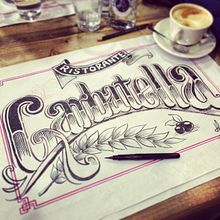 Rotulo a tinta en un mantel. Un proyecto de Escritura, Ilustración tradicional y Tipografía de Hugo Tobío - 13.03.2014