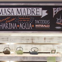 La Tahona del abuelo, horno tradicional y cafetería. Pizarras, lettering. Valencia / 2013-2014. Un proyecto de Br, ing e Identidad, Dirección de arte, Diseño, Diseño gráfico e Ilustración tradicional de Marina Muñoz García - 29.06.2014