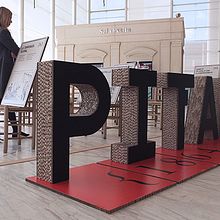 Pitarra - expo . Un progetto di Direzione artistica e Graphic design di Bisgràfic - 30.06.2014