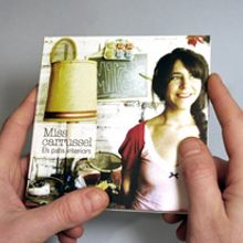 Grafismo y packaging cd Miss Carrussel "Els patis interiors". Design, Graphic Design, Packaging, T, and pograph project by Carlos Jarque Palacios - 04.16.2013