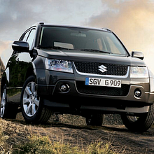 Gráficas Suzuki Grand Vitara (2012 - 2013).. Un proyecto de Diseño de automoción, Escritura y Publicidad de Camilo Santa Cruz - 20.05.2013