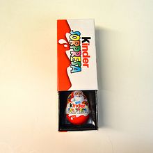 Packaging: Caja de magia de Kinder Sorpresa - https://www.youtube.com/watch?v=BfxA7CWA3Nc . Een project van Packaging van Dani Cruz Ibáñez - 08.09.2014