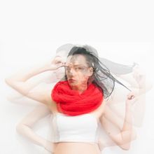 Red Scarf/ Fotografía. Un proyecto de Artesanía, Dirección de arte, Diseño, Diseño de complementos, Diseño de vestuario y Fotografía de Mila Chirolde - 26.10.2014