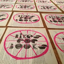 bikes for books, 2 sellos linotipados sobre libros reciclados. Arts, Crafts, Fine Arts, Calligraph, Art Direction, Graphic Design, T, and pograph project by Eduardo Vea Keating (NosE) - 11.22.2014