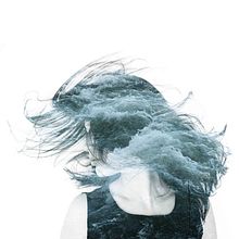 She feels like the waves crashing in the rocks. Un proyecto de Dirección de arte, Fotografía y Post-producción fotográfica		 de Gema Espinosa - 19.01.2015